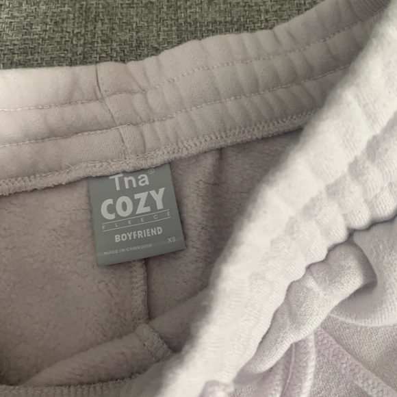 Aritzia Boyfriend Sweatshorts - Picture 2 of 2